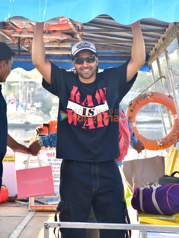 Photos: Varun Dhawan and Janhvi Kapoor snapped at Versova jetty Photos: Varun Dhawan and Janhvi Kapoor snapped at Versova jetty