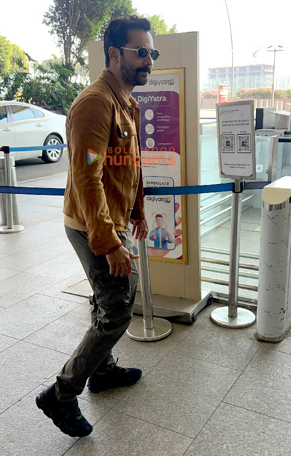 photos varun dhawan snapped at the airport 4 3