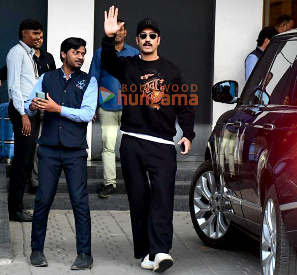 photos vicky kaushal and rashmika mandanna snapped at kalina airport 3