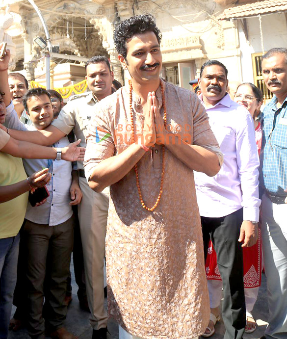 photos vicky kaushal snapped outside babulnath mahadev temple 1