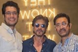 SRK’s warm meetup with Amir Khan, Junaid Khan and Ira Khan