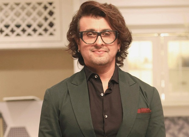 Sonu Nigam breaks down mid-performance in Bengaluru while singing ‘Mere Dholna’