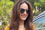 Jasmin Bhasin shining in a turmeric yellow shirt