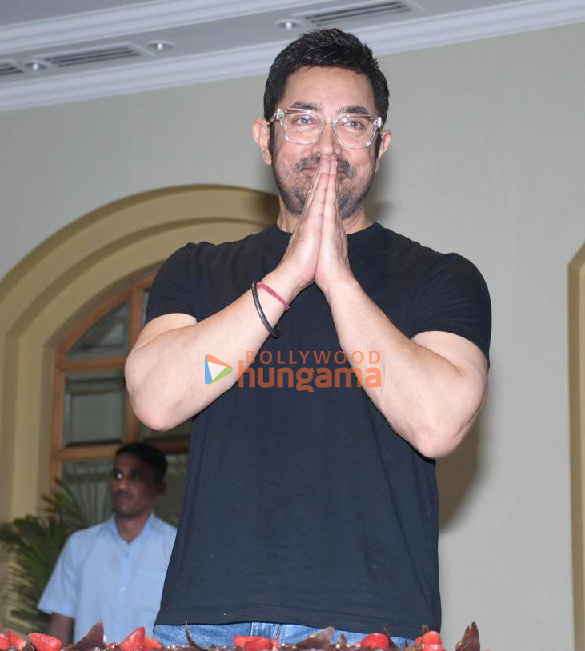photos aamir khan celebrates his 60th birthday with media 1