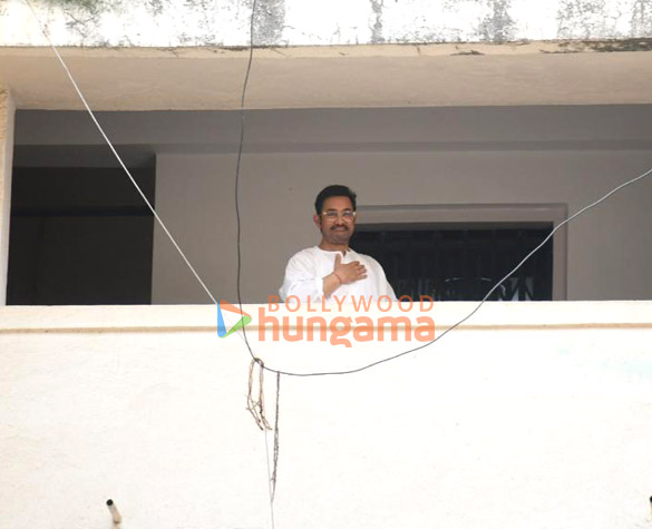 photos aamir khan snapped outside bandra residence 4