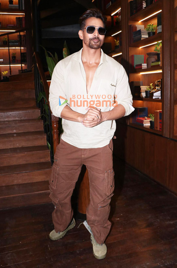 Photos: Harshvardhan Rane snapped at Eve restaurant in Santacruz Photos: Harshvardhan Rane snapped at Eve restaurant in Santacruz