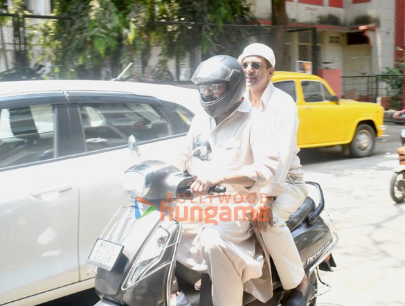 photos jaaved jaaferi snapped on scooty in bandra 3