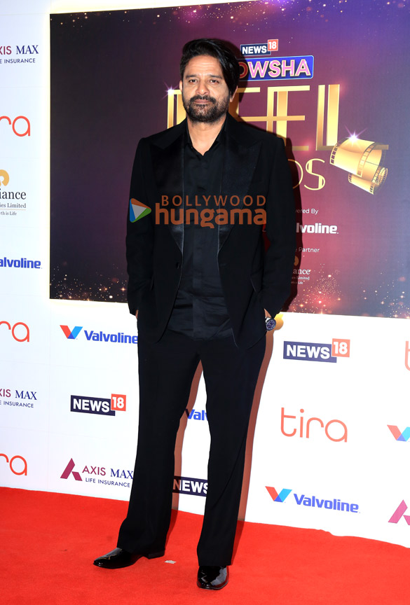 photos janhvi kapoor raveena tandon rajkummar rao varun dhawan and others grace the red carpet of news18 showsha reel awards 2025 37