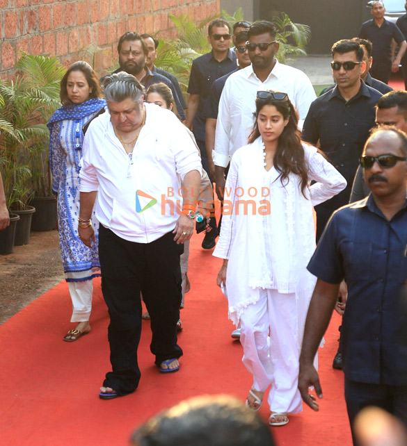 photos janhvi kapoor visits at krishna kali temple to seek blessings 1