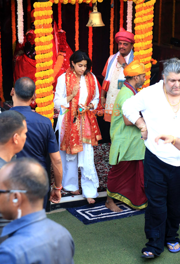photos janhvi kapoor visits at krishna kali temple to seek blessings 6