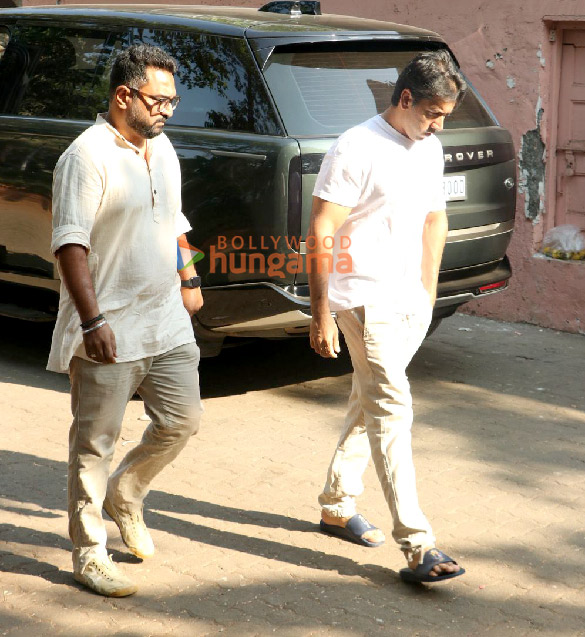 photos kajol tanishaa mukerji alia bhatt karan johar and others attend the funeral of deb mukherjee 13