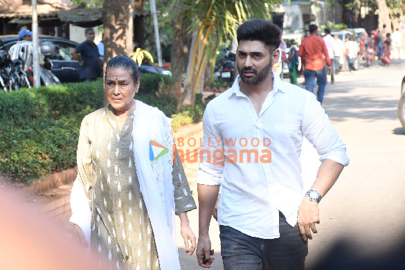 photos kajol tanishaa mukerji alia bhatt karan johar and others attend the funeral of deb mukherjee 16