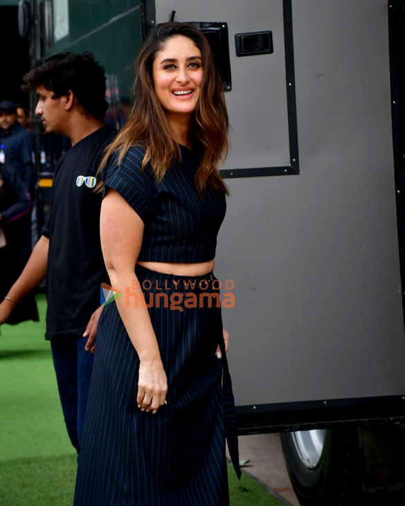 Photos: Kareena Kapoor Khan snapped in Juhu Photos: Kareena Kapoor Khan snapped in Juhu