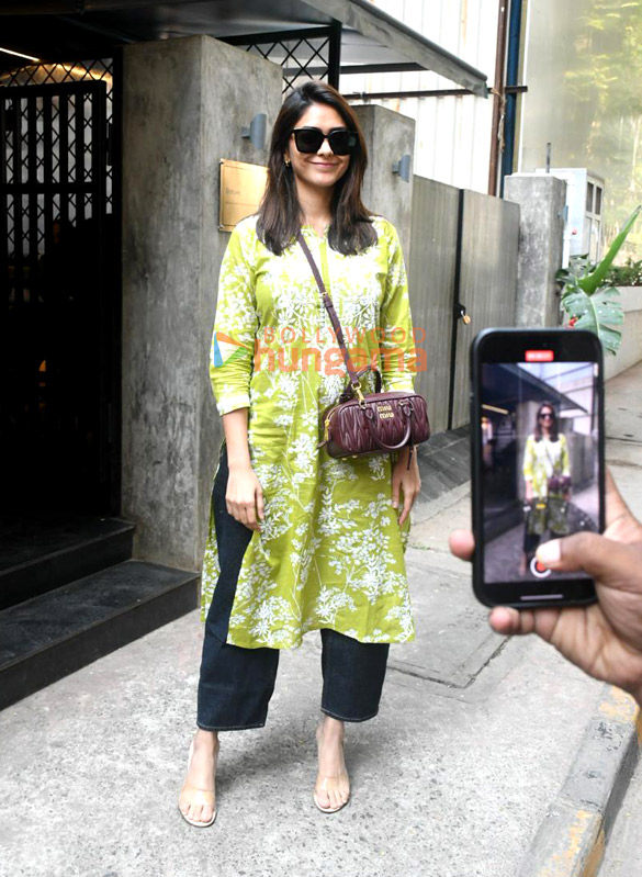 photos mrunal thakur snapped at a cafe in bandra 3