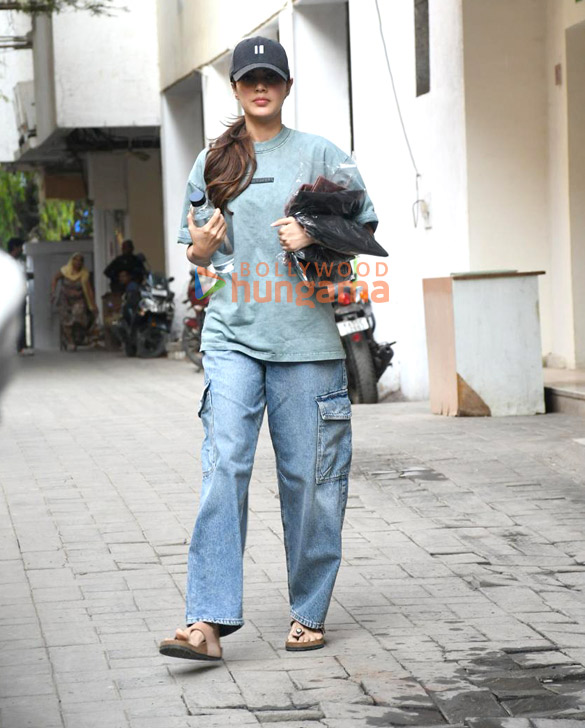 photos rhea chakraborty snapped in khar 2 3