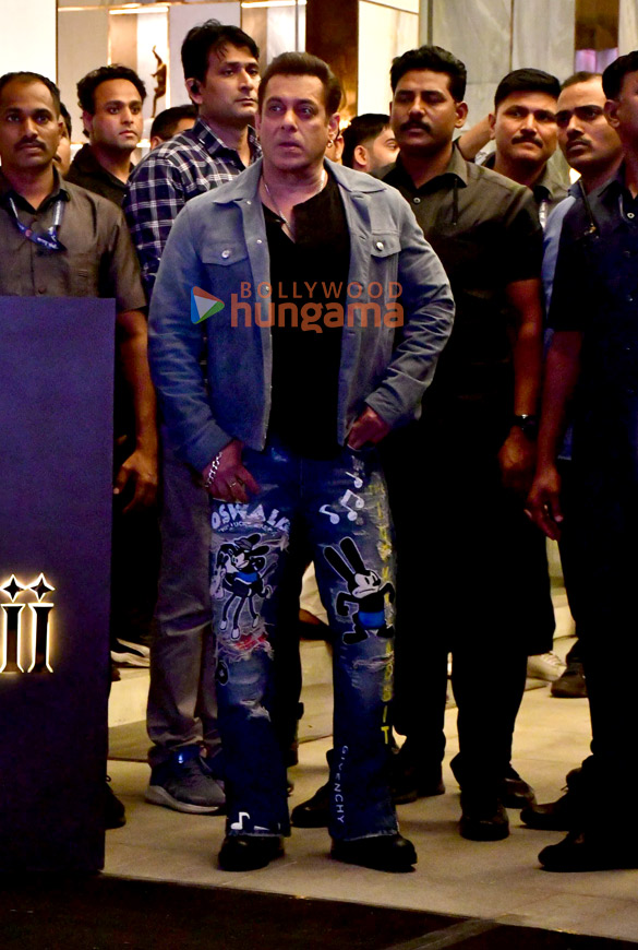 photos salman khan arbaaz khan zaheer iqbal sonakshi sinha and others attend salman khans eid party 15