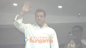 Photos: Salman Khan snapped waiving to fans