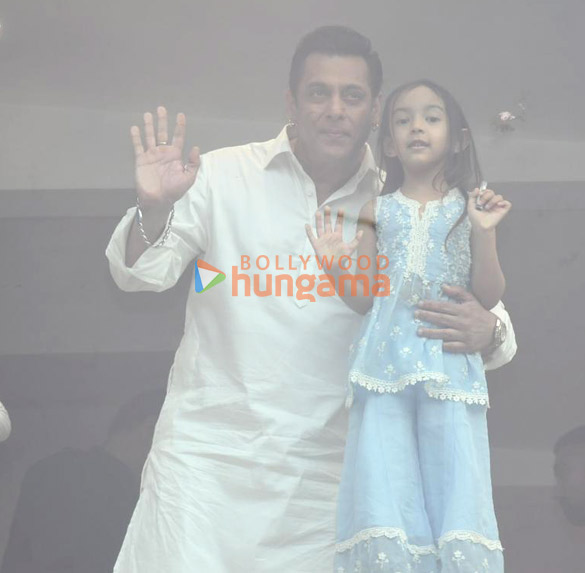 photos salman khan snapped waiving to fans 4