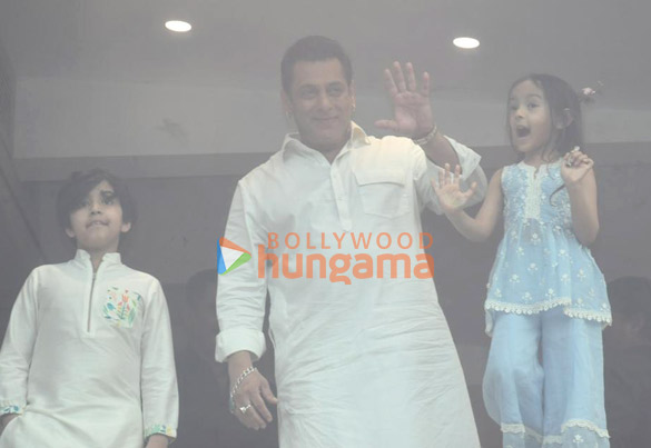 photos salman khan snapped waiving to fans 5