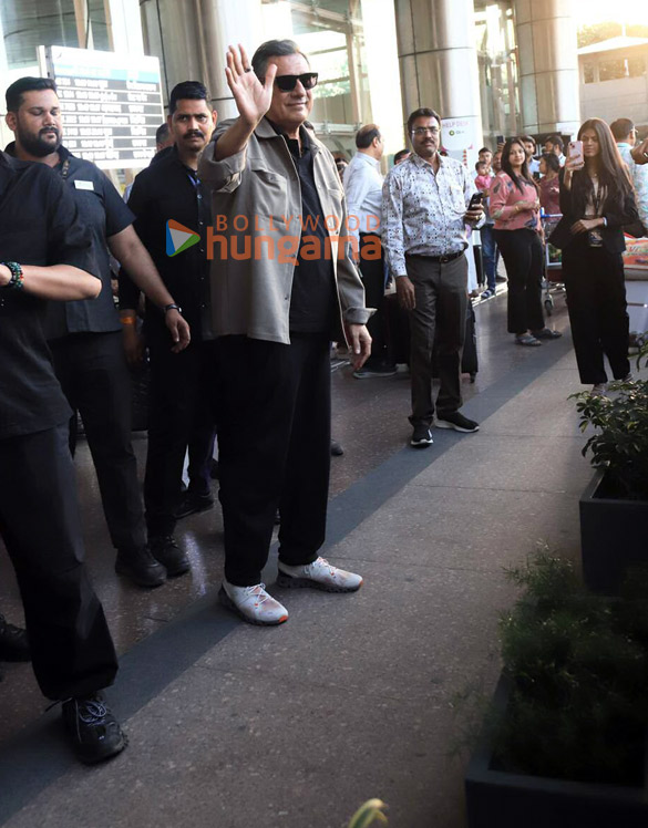 photos shah rukh khan kartik aaryan karan johar and boman irani snapped at jaipur airport for iifa 2025 3