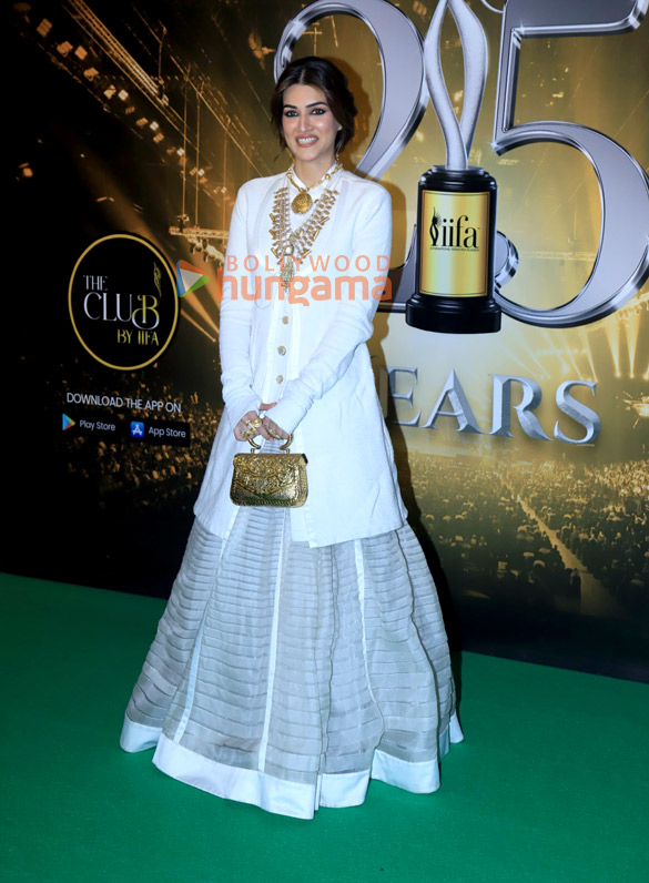 photos shah rukh khan katrina kaif kareena kapoor khan kriti sanon and others grace the red carpet on day 2 of the iifa awards 2025 1