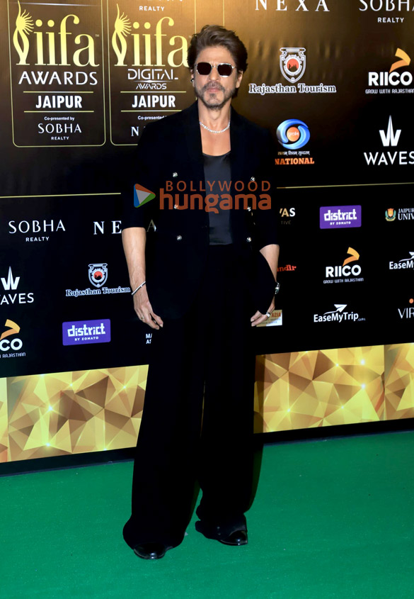photos shah rukh khan katrina kaif kareena kapoor khan kriti sanon and others grace the red carpet on day 2 of the iifa awards 2025 19