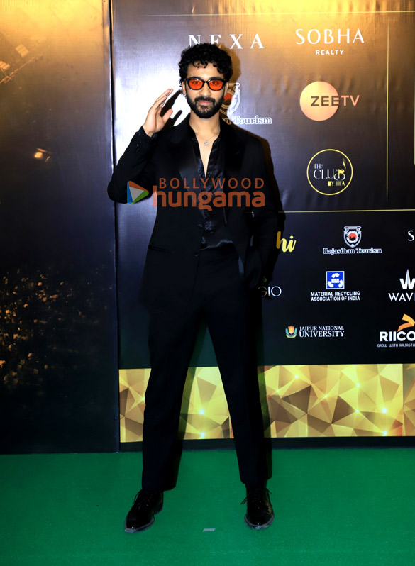 photos shah rukh khan katrina kaif kareena kapoor khan kriti sanon and others grace the red carpet on day 2 of the iifa awards 2025 6