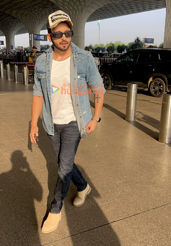 photos sidharth malhotra kiara advani kailash kher and dheeraj dhoopar snapped at the airport 3