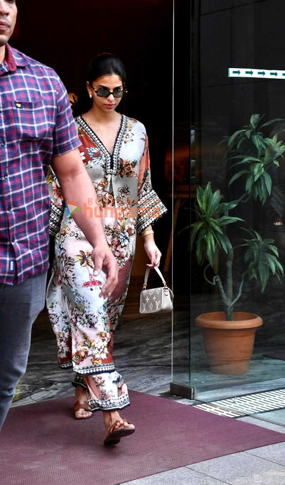 photos suhana khan snapped at bandra 1
