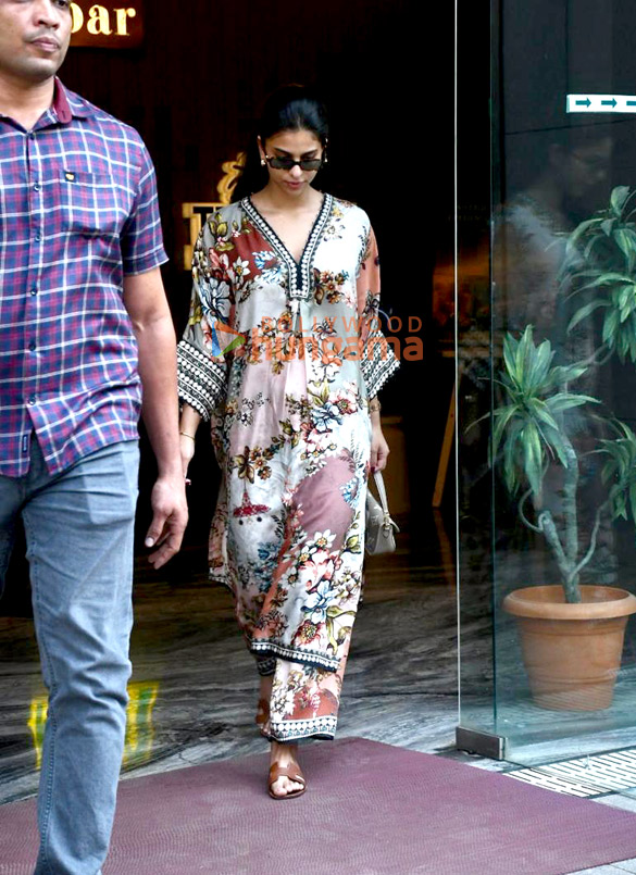 photos suhana khan snapped at bandra 5