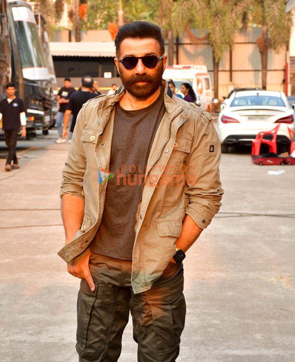 photos sunny deol randeep hooda and vineet kumar singh snapped promoting jatt on the sets of indian idol 4