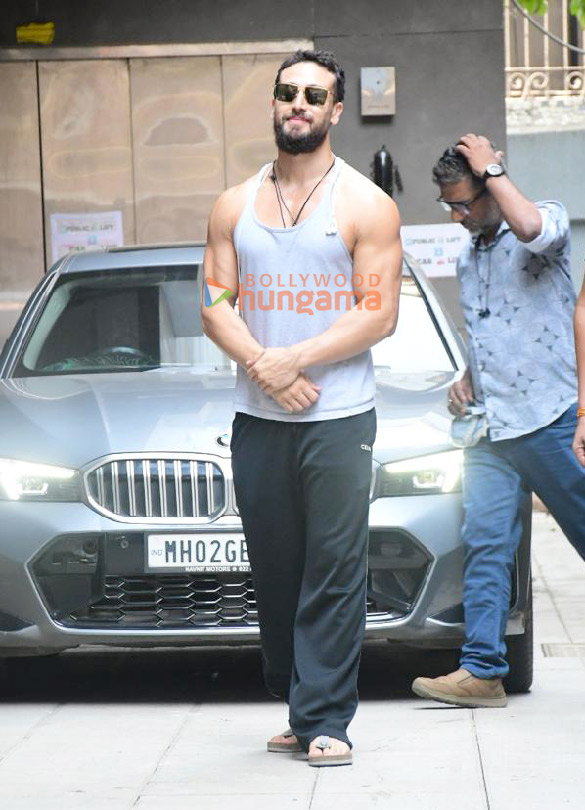 photos tiger shroff snapped outside the gym in bandra 1