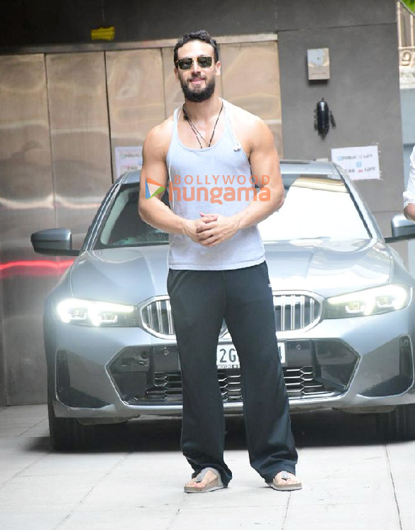 photos tiger shroff snapped outside the gym in bandra 6