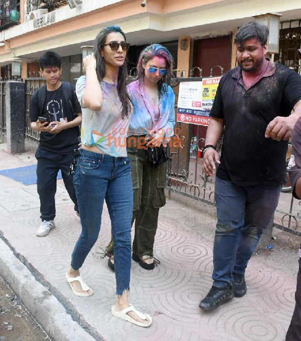 photos vijay varma pragya kapoor and akanksha malhotra snapped outside raveena tandons house for holi celebration 7