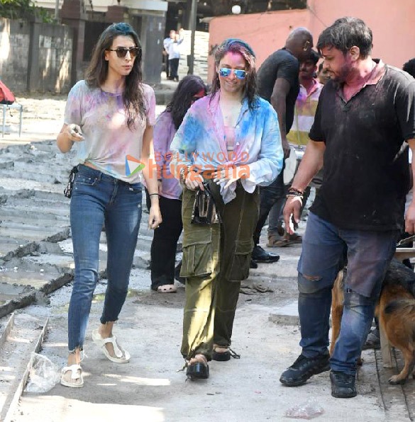 photos vijay varma pragya kapoor and akanksha malhotra snapped outside raveena tandons house for holi celebration 8