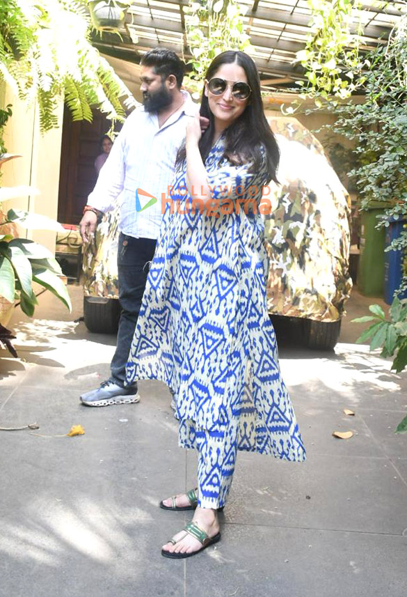 photos yami gautam dhar spotted outside a salon in bandra 2 2