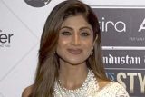 Shilpa Shetty slays in a white saree giving all DHADAKAN vibes