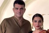 Vidya Balan looking gorgeous in a saree as she poses with husband Siddharth Roy Kapur