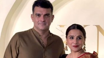 Vidya Balan looking gorgeous in a saree as she poses with husband Siddharth Roy Kapur