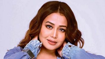 Neha Kakkar breaks down on stage after keeping fans waiting for 3 hours