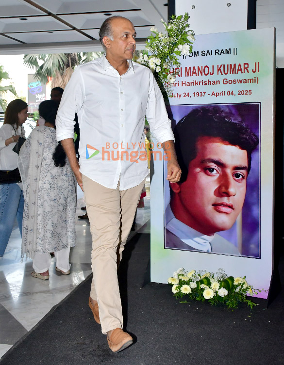 photos aamir khan farhan akhtar esha deol and others snapped at manoj kumars prayer meet 11