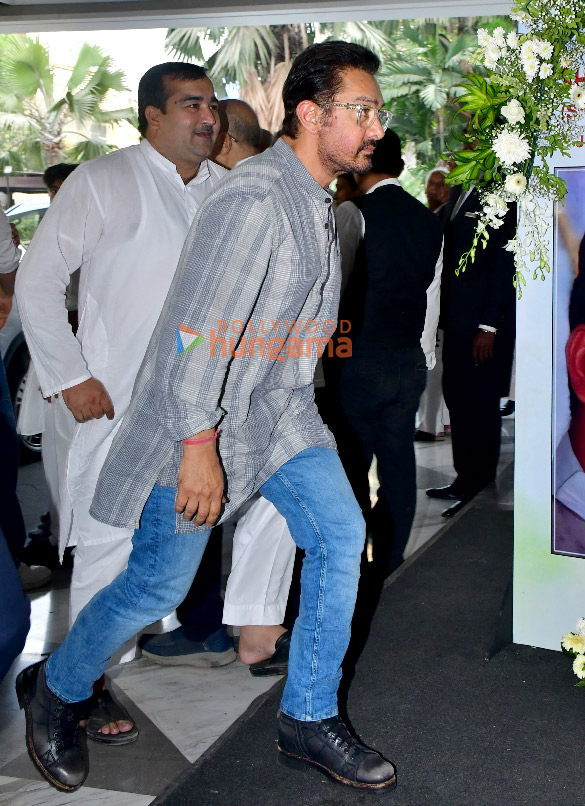 Photos: Aamir Khan, Farhan Akhtar, Esha Deol and others snapped at Manoj Kumar’s prayer meet Photos: Aamir Khan, Farhan Akhtar, Esha Deol and others snapped at Manoj Kumar’s prayer meet