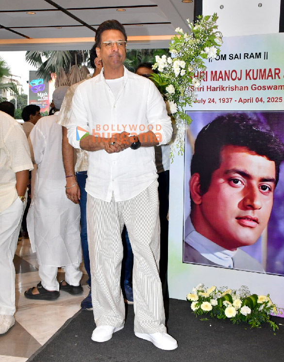 photos aamir khan farhan akhtar esha deol and others snapped at manoj kumars prayer meet 3 3