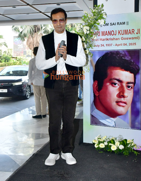 photos aamir khan farhan akhtar esha deol and others snapped at manoj kumars prayer meet 5
