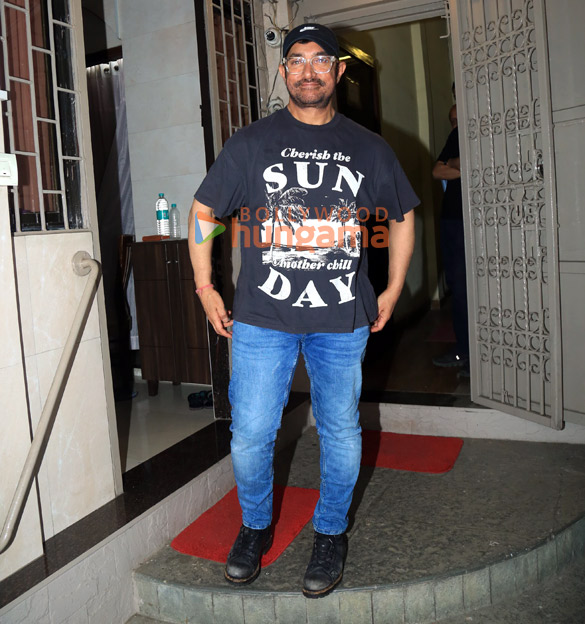 Photos: Aamir Khan snapped at dubbing studio in Bandra Photos: Aamir Khan snapped at dubbing studio in Bandra