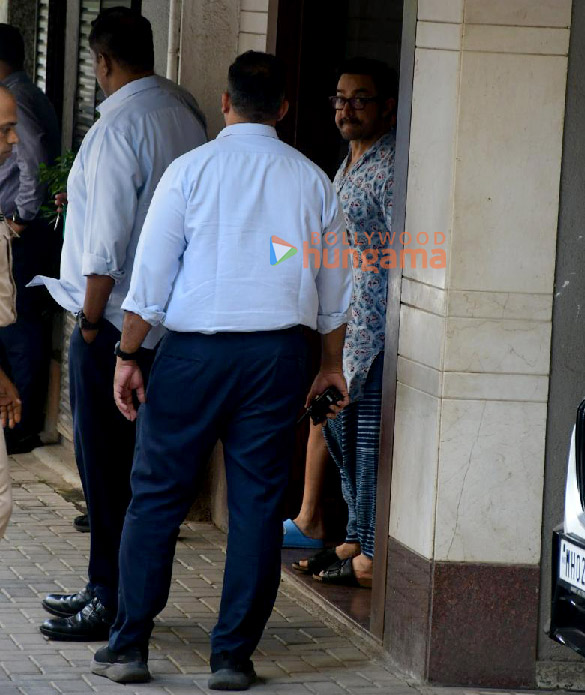 photos aamir khan snapped with son azad rao khan in pali hill bandra 4