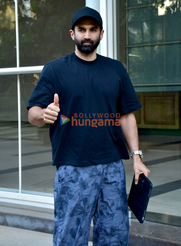 Photos: Aditya Roy Kapur snapped in Andheri Photos: Aditya Roy Kapur snapped in Andheri
