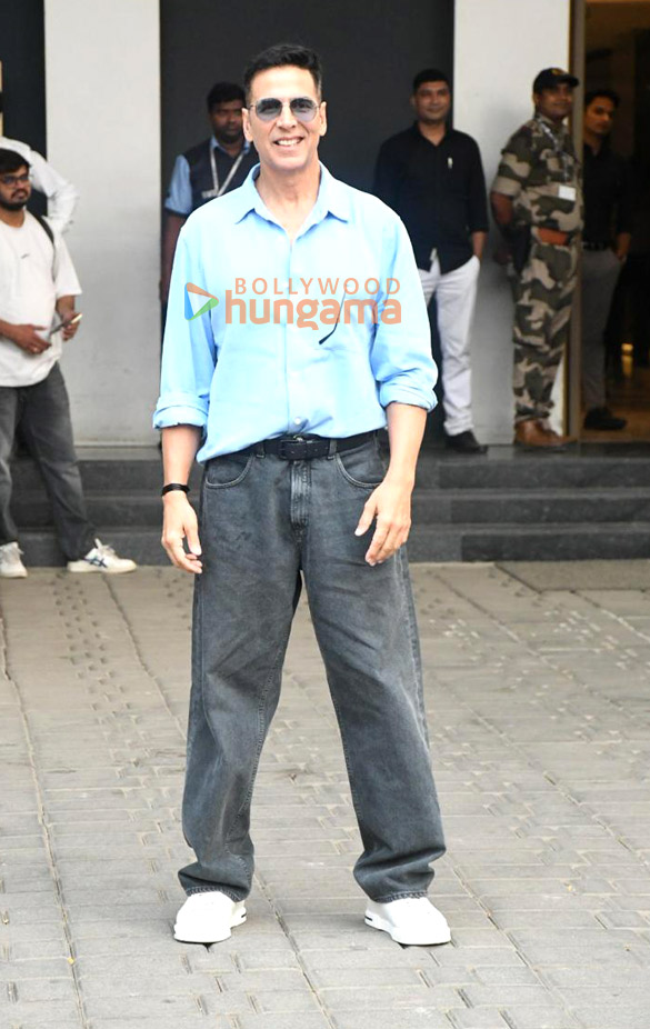 photos akshay kumar ananya panday and karan johar snapped in kalina airport 1