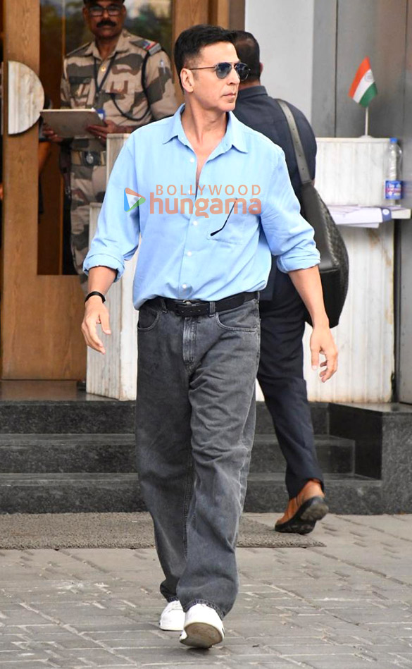 photos akshay kumar ananya panday and karan johar snapped in kalina airport 4