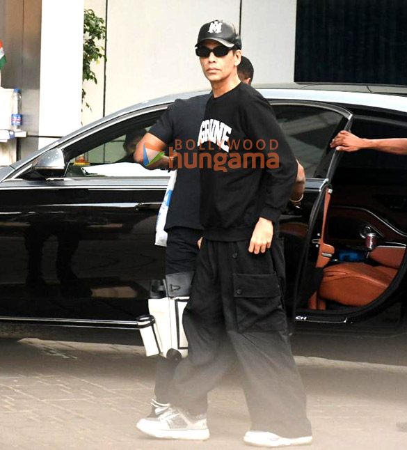 photos akshay kumar ananya panday and karan johar snapped in kalina airport 6